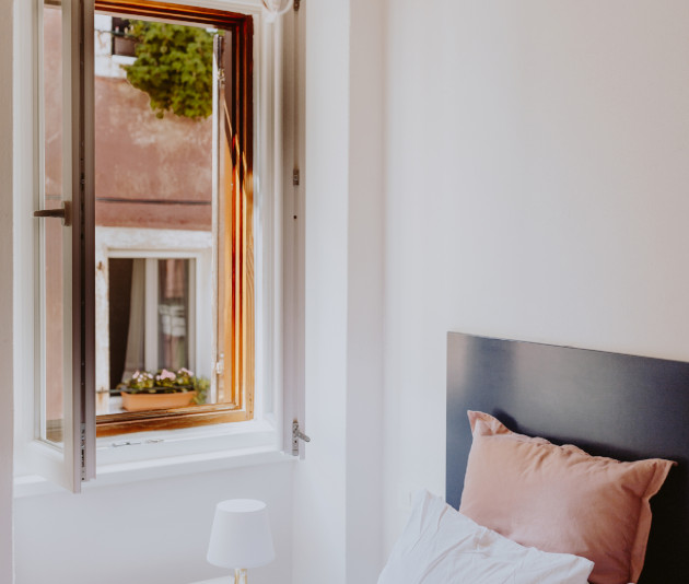 Habitación con ventana abierta