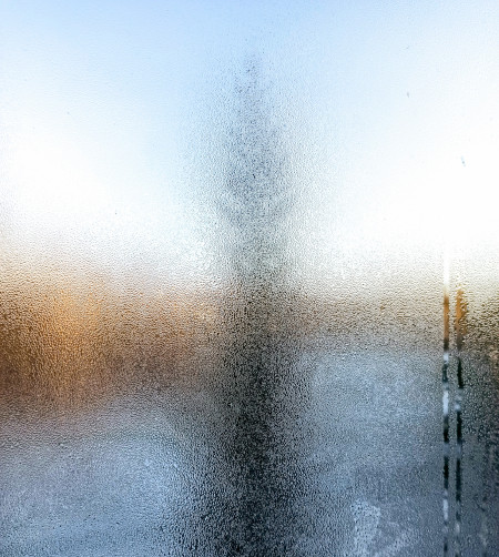 Ventana con gotas de condensación